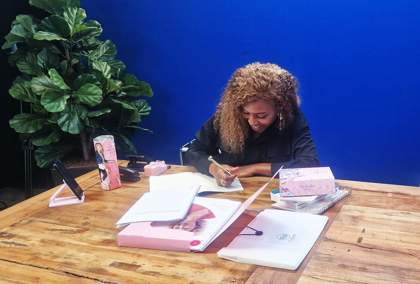 Nikki werkt aan een overzichtelijke administratie